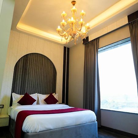 Hotel Adsan Heights Gajraula Eksteriør bilde