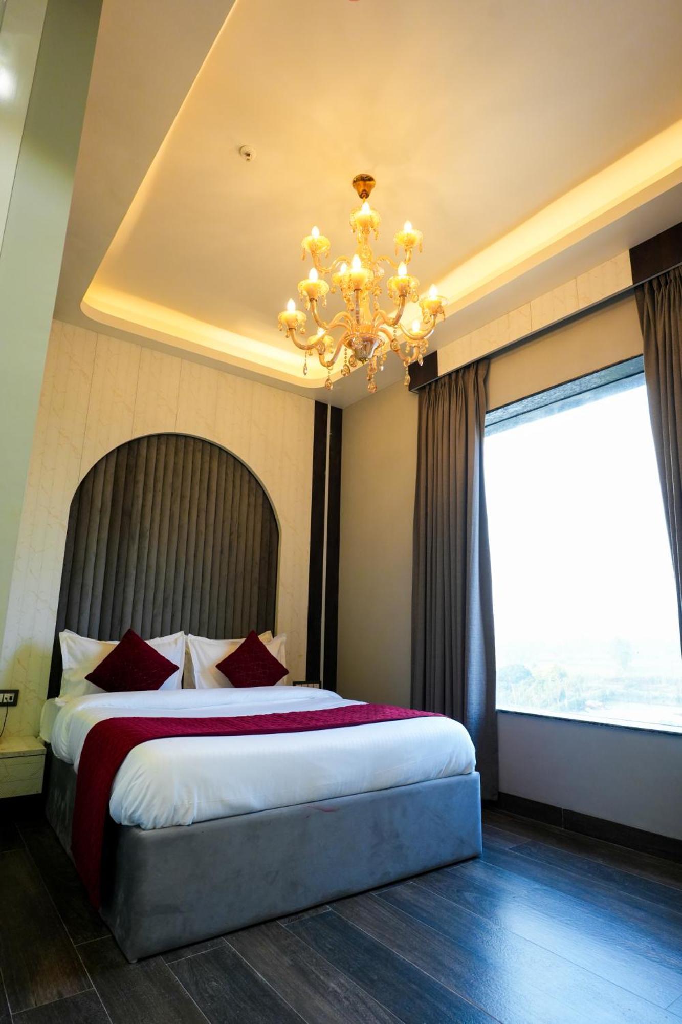 Hotel Adsan Heights Gajraula Eksteriør bilde